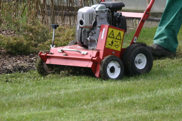 Verticutting your lawn.(Scarifying) - EasyGreen